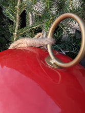 Lade das Bild in den Galerie-Viewer, Edle rot-gold glänzende Weihnachtskugel in XXL-Größe aus Metall in zwei Grössen (60 und 50 cm)