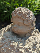 Lade das Bild in den Galerie-Viewer, Rosenkugel mit verträumtem Kindergesicht - HANDMADE aus Steinguss, naturton (frostfest bis -30 Grad)