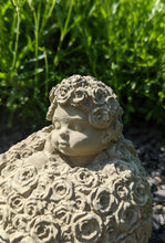 Lade das Bild in den Galerie-Viewer, Rosenkugel mit verträumtem Kindergesicht - HANDMADE aus Steinguss, naturton (frostfest bis -30 Grad)