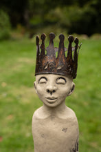 Lade das Bild in den Galerie-Viewer, Gartenstatue Steinguss Beetschlaefer Alwin mit Krone Gartendeko Alrabi