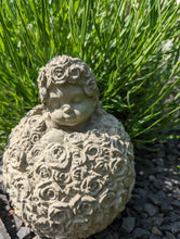 Lade das Bild in den Galerie-Viewer, Rosenkugel mit verträumtem Kindergesicht - HANDMADE aus Steinguss, naturton (frostfest bis -30 Grad)