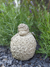 Lade das Bild in den Galerie-Viewer, Rosenkugel mit verträumtem Kindergesicht - HANDMADE aus Steinguss, naturton (frostfest bis -30 Grad)