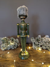 Lade das Bild in den Galerie-Viewer, Britischer Soldat british deco Fellmütze mit Glitzer in grün-gold von J-Line Alrabi Metall & Design