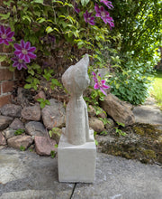 Lade das Bild in den Galerie-Viewer, Kleine_Koenigskinder_Steinguss_Junge_Maedchen_Prinz_Prinzessin_frostfest_Gartendeko_von_hinten