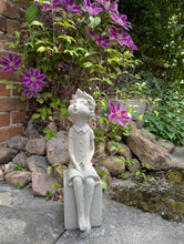 Lade das Bild in den Galerie-Viewer, Charmante_kleine_Koenigskinder_Steingussfiguren_Junge_und_Maedchen_Prinz_und_Prinzessin_Gartendeko_Steinguss_frostfest