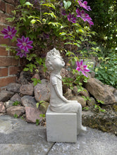 Lade das Bild in den Galerie-Viewer, Charmante_kleine_Koenigskinder_Steingussfiguren_Junge_Prinz_und_Prinzessin_Gartendeko_Steinguss_frostfest_seitlich