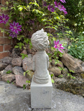 Lade das Bild in den Galerie-Viewer, Charmante_kleine_Koenigskinder_Steingussfiguren_Junge_und_Maedchen_Prinz_und_Prinzessin_Gartendeko_Steinguss_frostfest_von_hinten