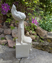 Lade das Bild in den Galerie-Viewer, Charmante_kleine_Koenigskinder_Steingussfiguren_Junge_und_Maedchen_Prinz_und_Prinzessin_Gartendeko_Steinguss_frostfest_seitlich