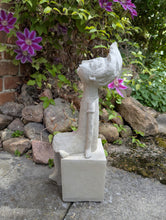 Lade das Bild in den Galerie-Viewer, Charmante_kleine_Koenigskinder_Steingussfiguren_Junge_und_Maedchen_Prinz_und_Prinzessin_Gartendeko_Steinguss_frostfest