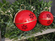 Lade das Bild in den Galerie-Viewer, Ausgefallene Dekoration groß Weihnachten Xmas Christmas Metallkugel rot gold glänzender Lack Glocke Alrabi Design
