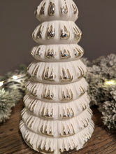 Lade das Bild in den Galerie-Viewer, Detailansicht Edler Weihnachtsbaum von Colmore aus Glas in mattweiss und silber edel besonders Lifestyle Alrabi Vintagestyle