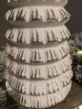 Lade das Bild in den Galerie-Viewer, Detailansicht edler Weihnachtsbaum Glasbaum von Colmore aus Glas in mattweiss und silber edel besonders Lifestyle Alrabi Vintagestyle