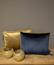 Lade das Bild in den Galerie-Viewer, Elegante Samtkissen in Navy Blue oder Goldfarben mit Goldpaspelierung von Mars & More 45 x 35 (Hülle inkl. Inlett)