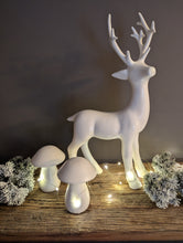 Lade das Bild in den Galerie-Viewer, Eleganter großer Hirsch weiß matt glasiert aus Keramik Dekoration Advent Weihnachten modern
