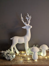 Lade das Bild in den Galerie-Viewer, Pilze und Hirsch aus Keramik weiß matt glasiert Scheulen Weihnachsdekoration moderne Deko Xmas
