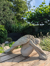 Lade das Bild in den Galerie-Viewer, Sitzender beruhigender Engel - HANDMADE aus Steinguss, naturton (frostfest bis -30 Grad)