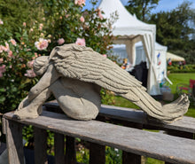 Lade das Bild in den Galerie-Viewer, Sitzender beruhigender Engel - HANDMADE aus Steinguss, naturton (frostfest bis -30 Grad)