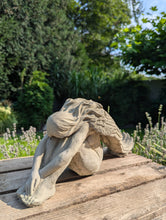 Lade das Bild in den Galerie-Viewer, Sitzender beruhigender Engel - HANDMADE aus Steinguss, naturton (frostfest bis -30 Grad)