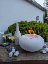 Lade das Bild in den Galerie-Viewer, Fire Bowl - Moderne Steinfeuerschale als Tischfeuer mit Bioethanolbefeuerung
