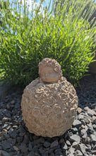 Lade das Bild in den Galerie-Viewer, Rosenkugel mit verträumtem Kindergesicht - HANDMADE aus Steinguss, naturton (frostfest bis -30 Grad)