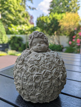 Lade das Bild in den Galerie-Viewer, Rosenkugel mit verträumtem Kindergesicht - HANDMADE aus Steinguss, naturton (frostfest bis -30 Grad)