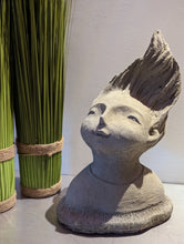 Lade das Bild in den Galerie-Viewer, Büste mit coolen Stehhaaren - HANDMADE aus Steinguss, naturton (frostfest bis -30 Grad)