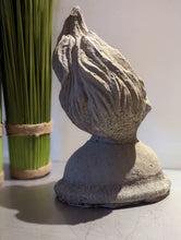 Lade das Bild in den Galerie-Viewer, Büste mit coolen Stehhaaren - HANDMADE aus Steinguss, naturton (frostfest bis -30 Grad)