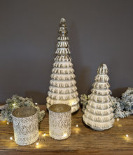Lade das Bild in den Galerie-Viewer, Edler Weihnachtsbaum von Colmore aus Glas in mattweiss und silber hier mit Teelichtgläserm auch von Colmore edel besonders Lifestyle Alrabi