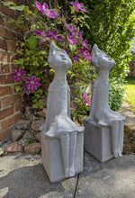 Lade das Bild in den Galerie-Viewer, Grosse_charmante_Koenigskinder_auf_Sockel_Maedchen_Prinzessin_Steinguss_frostfest_Gartendeko_Steingussfigur_Gartenfigur_Gartenstatue