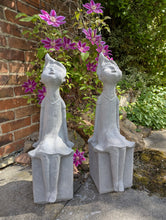 Lade das Bild in den Galerie-Viewer, Grosse_charmante_Koenigskinder_auf_Sockel_Maedchen_Prinzessin_Steinguss_frostfest_Gartendeko_Steingussfigur_Gartenfigur_Outdoordeko