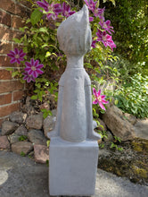 Lade das Bild in den Galerie-Viewer, Grosse_charmante_Koenigskinder_auf_Sockel_Maedchen_Prinzessin_Steinguss_frostfest_Gartendeko_Steingussfigur_Gartenfigur