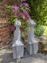 Lade das Bild in den Galerie-Viewer, Grosse_charmante_Koenigskinder_auf_Sockel_Maedchen_Prinzessin_Steinguss_frostfest_Gartendeko_Steingussfigur_Gartenfigur