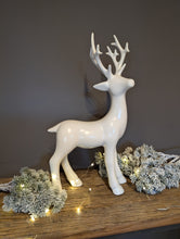Lade das Bild in den Galerie-Viewer, Moderne Deko Hirsch weiß groß schlicht elegant Scheulen