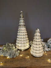 Lade das Bild in den Galerie-Viewer, Edler Weihnachtsbaum Glasbaum von Colmore aus Glas in mattweiss und silber groß und klein edel besonders Lifestyle Alrabi Vintagestyle