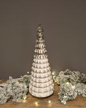 Lade das Bild in den Galerie-Viewer, Edler grosser Weihnachtsbaum von Colmore aus Glas in mattweiss und silber edel besonders Lifestyle Alrabi Metall & Design Vintagestyle