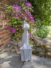 Lade das Bild in den Galerie-Viewer, Grosse_charmante_Koenigskinder_auf_Sockel_Maedchen_Prinzessin_Steinguss_frostfest_Gartendeko_Steingussfigur_Gartenfigur_Gartenstatue_Outdoordeko