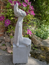 Lade das Bild in den Galerie-Viewer, Grosse_charmante_Koenigskinder_auf_Sockel_Maedchen_Prinzessin_Steinguss_frostfest_Gartendeko_Steingussfigur_Gartenfigur_seitlich