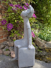 Lade das Bild in den Galerie-Viewer, Grosse_charmante_Koenigskinder_auf_Sockel_Maedchen_Prinzessin_Steinguss_frostfest_Gartendeko_Steingussfigur_Gartenfigur_seitlich