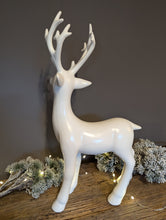Lade das Bild in den Galerie-Viewer, Hirsch Ansicht von hinten weiß Keramik Xmas Chistmas Scheulen moderne Deko