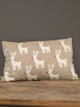 Lade das Bild in den Galerie-Viewer, Hübsches Kissen in Leinenstruktur mit vielen aufgenähten kleinen Rentieren mit roter Nase von Exner 55x35 Alrabi Metall & Design