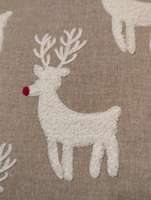 Lade das Bild in den Galerie-Viewer, Hübsches Kissen in Leinenstruktur mit vielen aufgenähten kleinen Rentieren mit roter Nase von Exner Alrabi Metall & Design Detailansicht