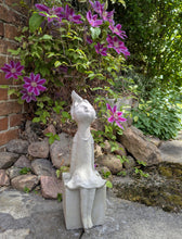 Lade das Bild in den Galerie-Viewer, Charmante_Kleine_Koenigskinder_Steinguss_Maedchen_Prinzessin_frostfest_Gartendeko_Gartenfigur