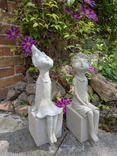 Lade das Bild in den Galerie-Viewer, Kleine_Koenigskinder_Steinguss_Junge_Maedchen_Prinz_Prinzessin_frostfest_Gartendeko