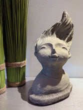 Lade das Bild in den Galerie-Viewer, Büste mit coolen Stehhaaren - HANDMADE aus Steinguss, naturton (frostfest bis -30 Grad)