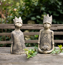 Lade das Bild in den Galerie-Viewer, Frostfest Kronenwächterinnen Florentine und Luise Gartenfiguren von Künstlerin Sasch Kunsthandwerk Steinguss Alrabi