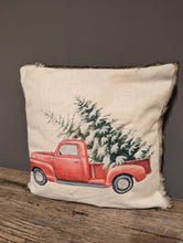 Lade das Bild in den Galerie-Viewer, Kissen Weihnachtskissen mit LED-Beleuchtung Weihnachtsauto mit Tanne Exner Alrabi Metall & Design 45x45 Fellrückseite