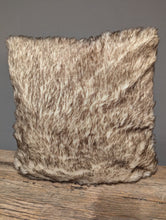 Lade das Bild in den Galerie-Viewer, Kissen Weihnachtskissen mit LED-Beleuchtung Weihnachtsauto mit Tanne Exner Alrabi Metall & Design 45x45 Fellrückseite