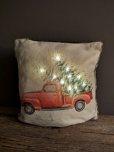 Lade das Bild in den Galerie-Viewer, Kissen 45x45 Weihnachtskissen mit LED-Beleuchtung Weihnachtsauto mit Tanne Exner Alrabi Metall & Design Fellrückseite LED