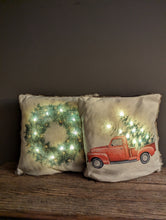 Lade das Bild in den Galerie-Viewer, Kissen Weihnachtskissen mit LED-Beleuchtung Weihnachtsauto mit Tanne Exner Alrabi Metall & Design 45x45 mit Kissen mit gruenem Kranz