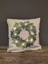 Lade das Bild in den Galerie-Viewer, Kissen Weihnachtskissen mit LED-Beleuchtung LED Xmas Exner Alrabi Metall & Design 45x45 Kissen mit gruenem Kranz